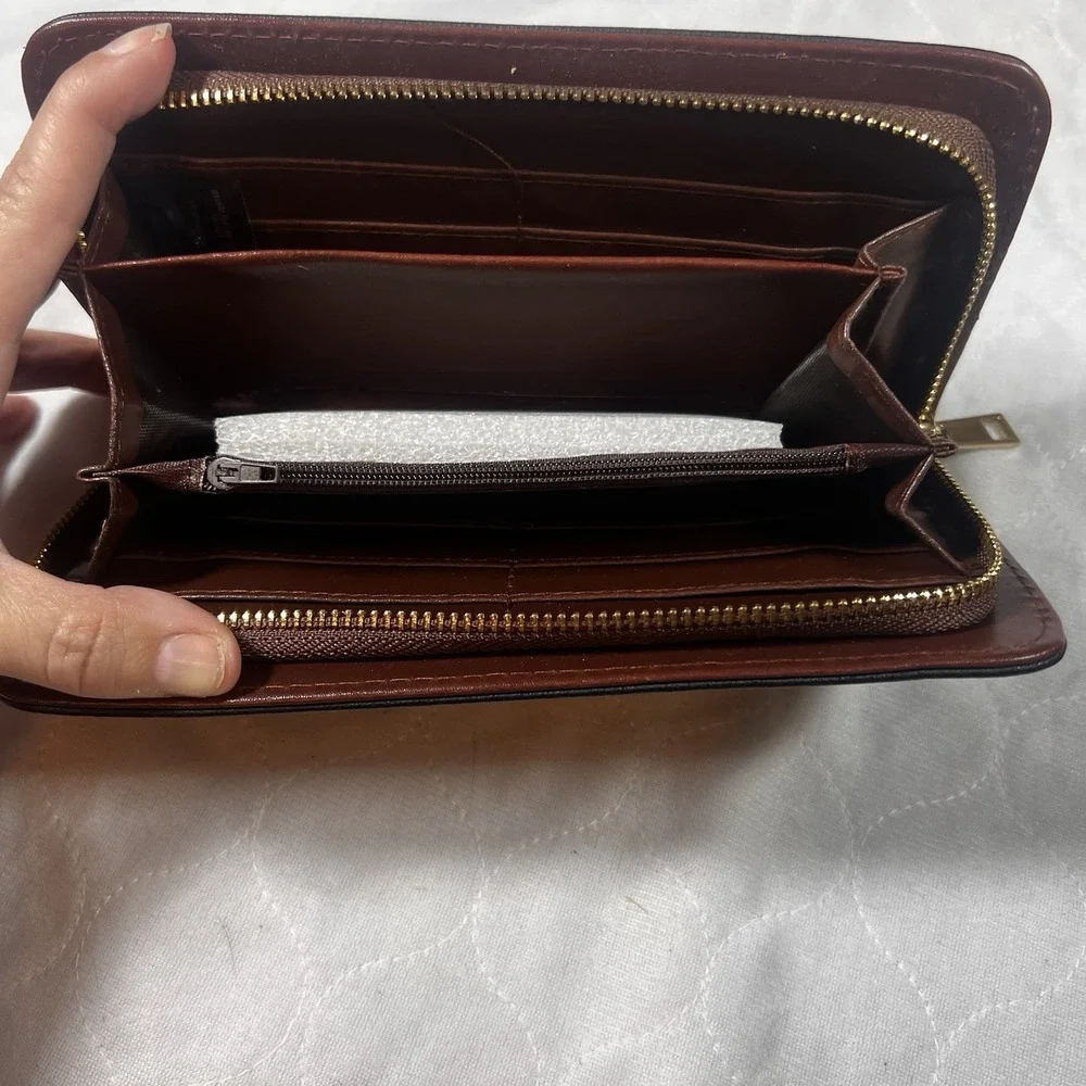 Black‎ Walled Zip Around